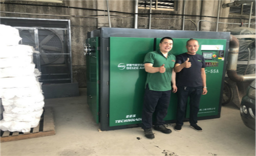 薩震節(jié)能空壓機(jī)一部服務(wù)精英為浙江客戶空壓機(jī)巡檢，保障客戶的生產(chǎn)效益！