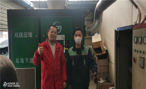 薩震節(jié)能空壓機(jī)售后服務(wù)鐵軍為南通客戶安裝空壓機(jī)現(xiàn)場！